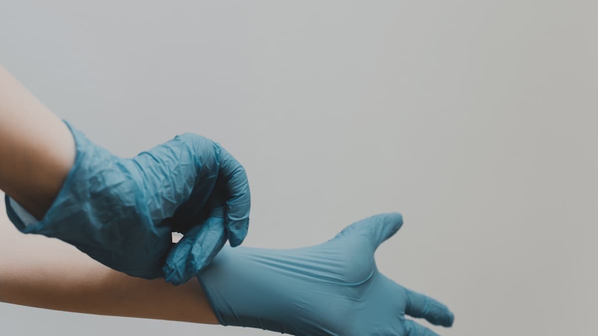 Kobieta trzymająca szklankę wody z cytryną - nawodnienie podczas keto flu