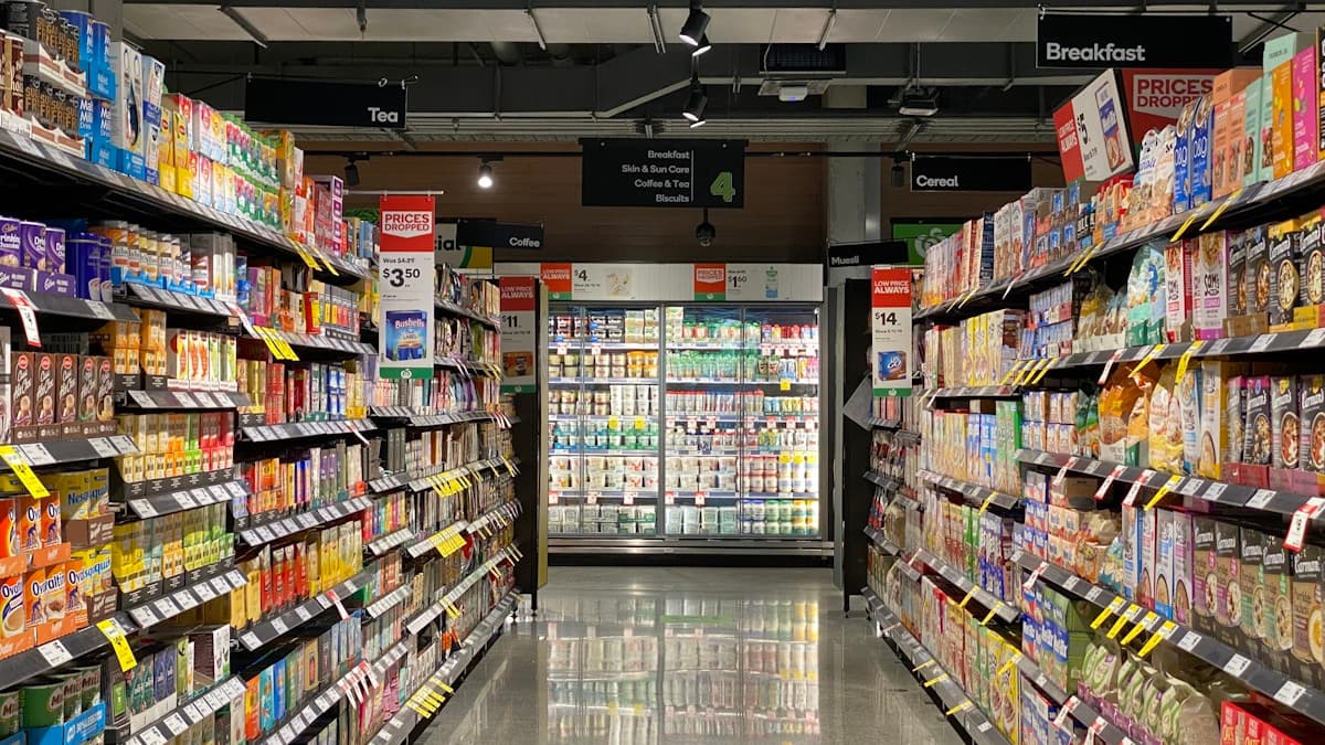 Koszyk zakupowy wypełniony zdrowymi produktami keto w supermarkecie